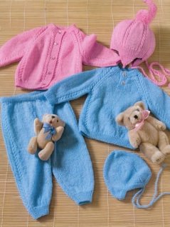 Cardigan, sweater, bukser, hue og hjelm i ensfarvet strik