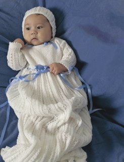 Dopklänning och mössa