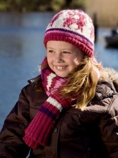 Mønstret strikket hue og stribet tørklæde