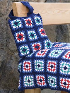 Hæklet sengetæppe og taske i mormor-firkanter