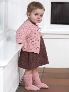 Blondekjole, cardigan og sokker