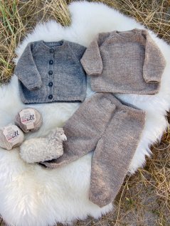 Ensfarvet raglan sweater, cardigan og bukser