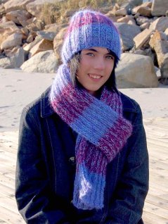 Ribstrikket hue og halstørklæde