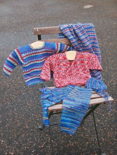 Ensfarvet strikket babysæt og tæppe