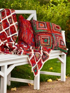 Hæklet tæppe og puder i bedstemors firkanter