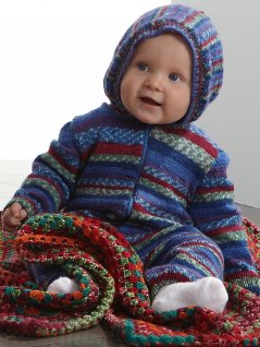 Ensfarvet strikket jumpsuit og hæklet tæppe