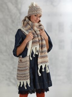 Strikket hue, halstørklæde og taske