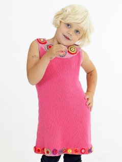 Strikket kjole med hæklede blomster