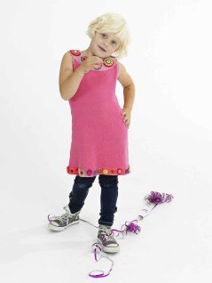 Strikket kjole med hæklede blomster