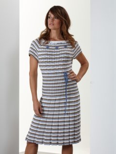 Strikket kjole med broderede blomster