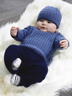 Teksturstrikket sweater og hue og ensfarvede bukser