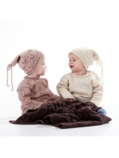 Mønstret og ensfarvet strikket sweater, hue og tæppe