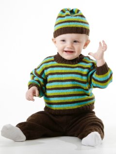 Stribet sweater, bukser og hue