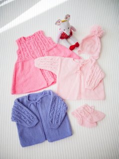 Cardigan, kjole, hue og sokker