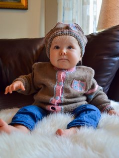 Cardigan med emblem og baret