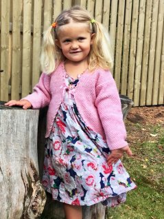 Dobbeltstrikket cardigan med hæklet kant