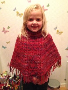 Strikket børneponcho