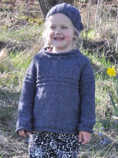 Raglan sweater med stribet kant og hue