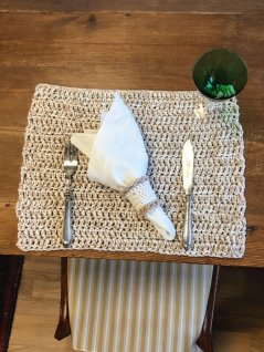 Nem hæklet dækkeserviet og servietring