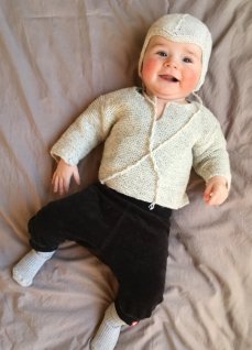 Bebiströja och hjälmmössa