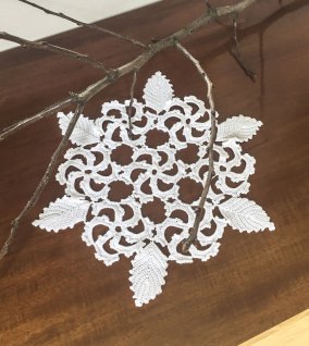 Hæklet dug med blomster og blade