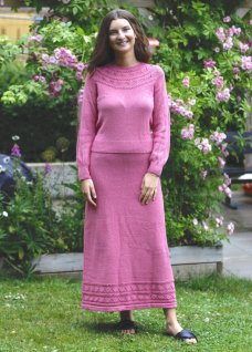 Yoke sweater og nederdel