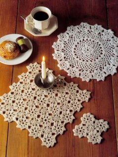 Duge i forskellige størrelser og en lille firkantet dug