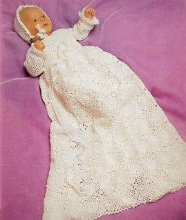 Dopklänning och mössa