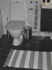 Bademåtte, toiletsæde og toiletrulleholder