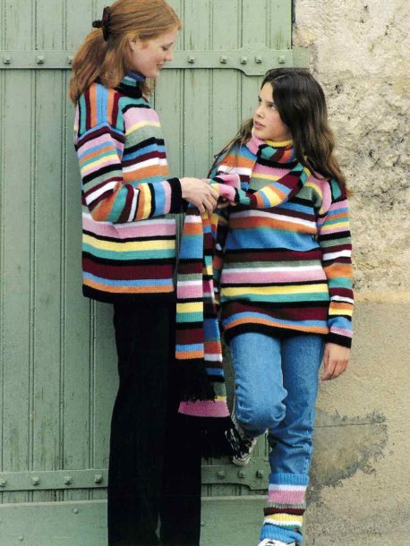 To-stribet pullover, tørklæde og benvarmere