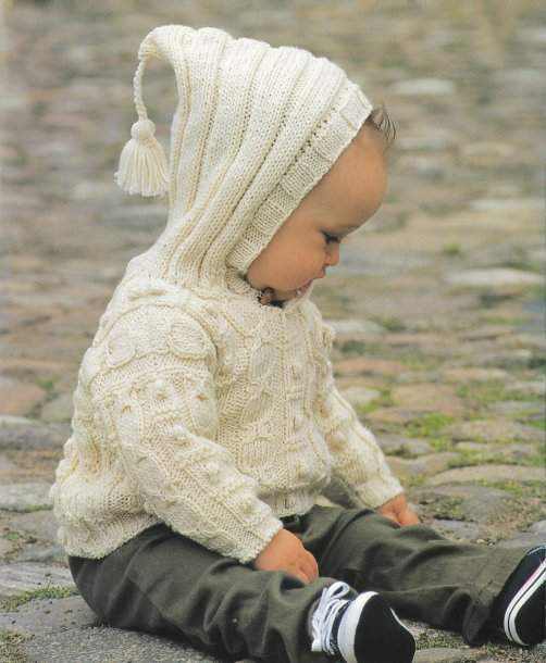 Pullover med hætte og cardigan med halsudskæring.