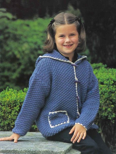 Barnjacka med kapuschong och virkade kanter