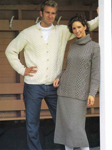 Dam och herrtröja eller cardigan och damkjol