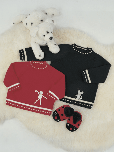 Ensfarvet striktrøje med påsyet figur