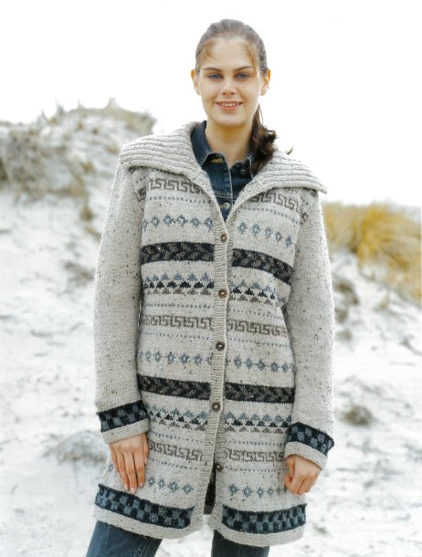 Mönsterstickad långkofta