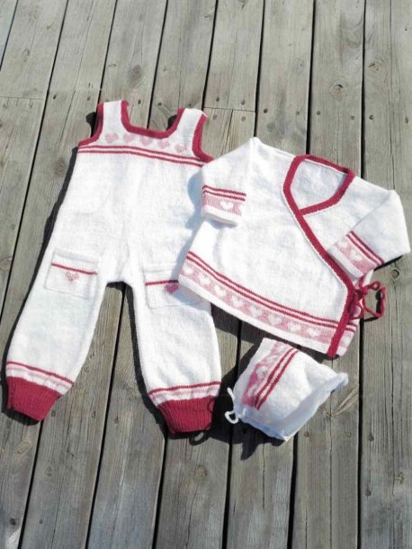 Omlottkofta, byxa och mössa med hjärtan