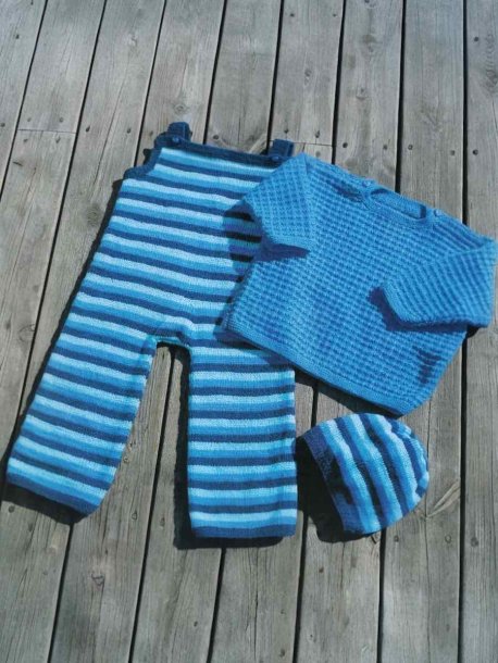 Strukturstickad tröja, randiga byxor och mössa