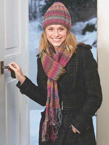 Baret, hæklet tørklæde, ben- og håndledsvarmere, ribstrikket hue og halstørklæde