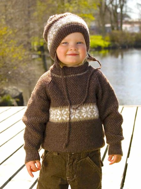 Sweater og hat med mønstret kant