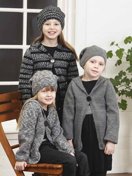 Ensfarvet strik cardigan og hue