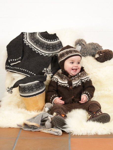 Rundstrikket cardigan, sweater og huer