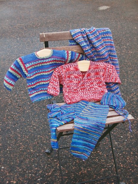 Ensfarvet strikket babysæt og tæppe