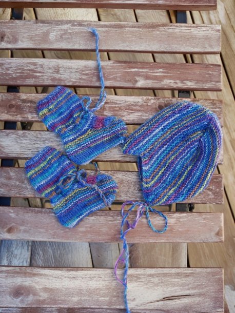 Ensfarvet strikket babysæt og tæppe