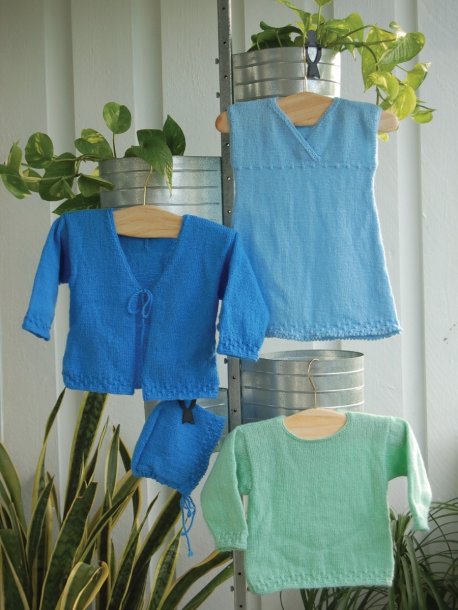 Strukturstrikket kjole, cardigan, sweater og hue