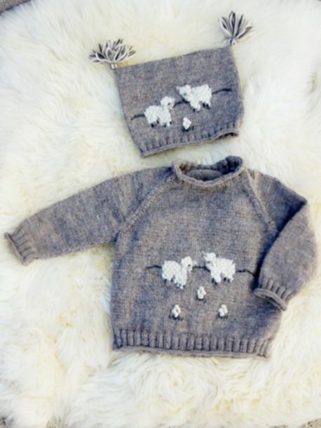 Strikket sweater og hue med får