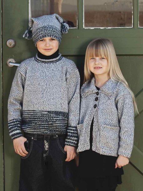 Ensfarvet striktrøje, cardigan og hue