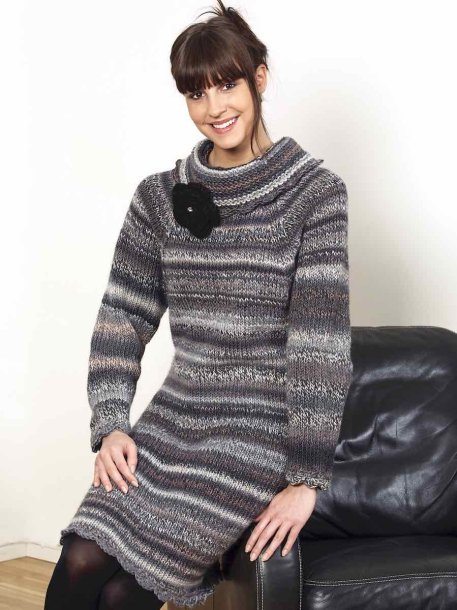 Kjole med stor polo og hæklet blomst