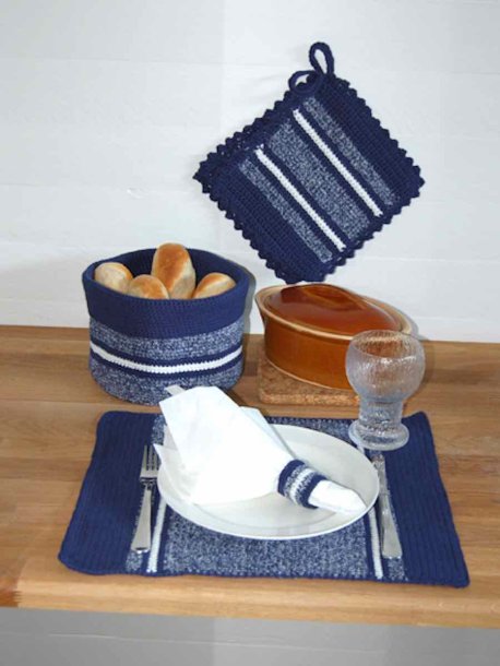 Hæklet dækkeserviet, servietring, grydelap og brødkurv