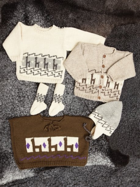 Cardigan, sweater og poncho med lamaer, hue og sokker
