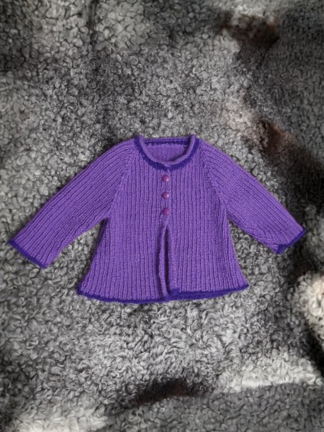 Ribbet cardigan og sweater og hue